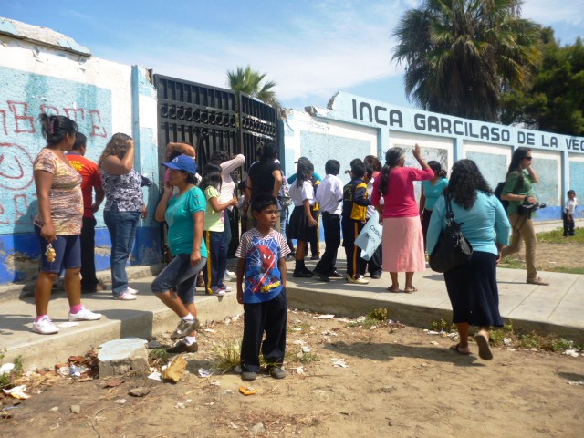 padres-protestan-colegio-garcilazo-de-la.vega